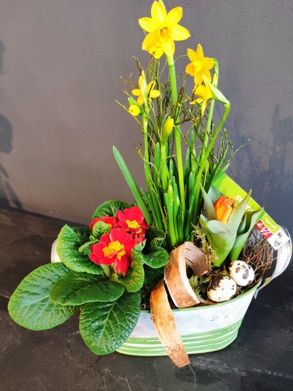 frühlingshaftes Zinkgefäß