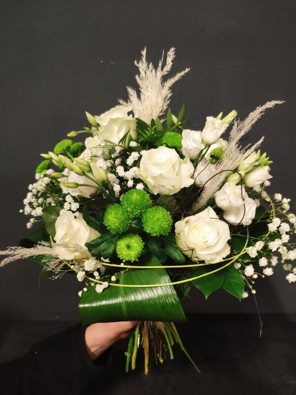 Blumenstrauß - rund gebunden weiß- creme Farbtöne