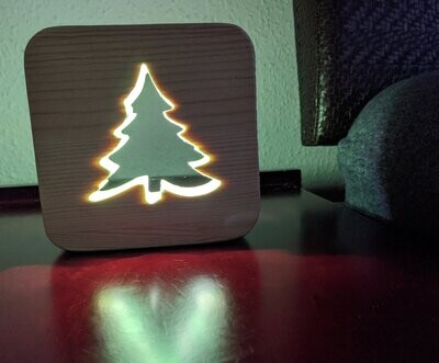 LED Leuchte aus Holz mit TANNE Motiv