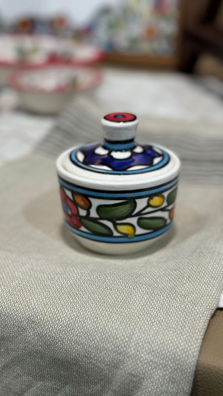 برطمان صغير بغطاء