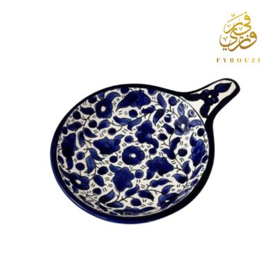 وعاء تقديم بمقبض بالأزرق والأبيض