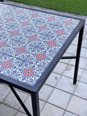 طاولة طعام فولاذية