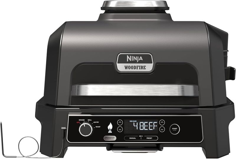 Ninja Woodfire Barbecue Elettrico XL, Griglia Friggitrice ad Aria e Affumicatore 4 in 1 da Esterno, con Termometro a Sonda Digitale, Sistema di Cottura Intelligente Smart Cook, Grigio/Nero, OG850EU