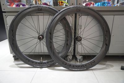 Roues Novatec R50 Carbone Body Shimano + Pneus Schwalbe one TLR 700x25 Roues Novatec R50 Carbone Body Shimano + Pneus Schwalbe one TLR 700x25