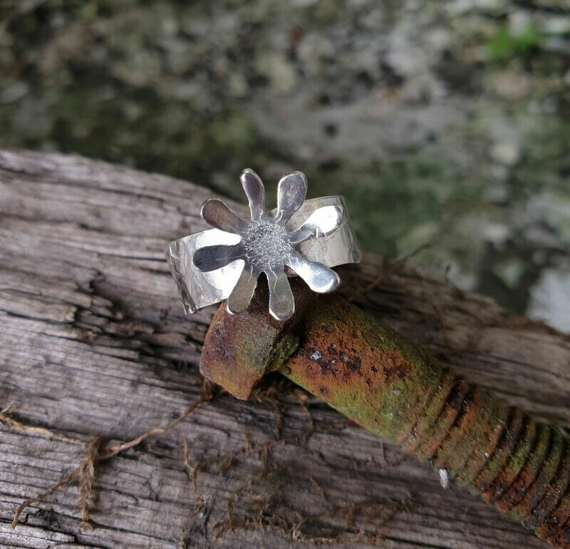 R316 Daisy ring