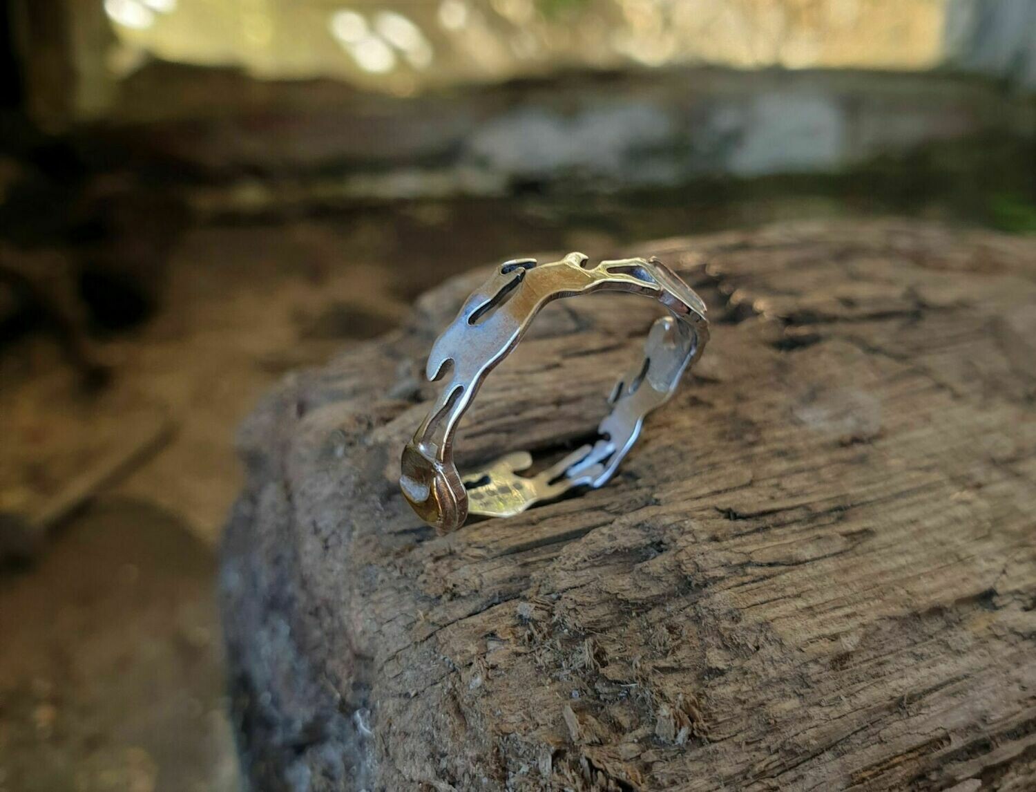 R346 Leaping Hares ring