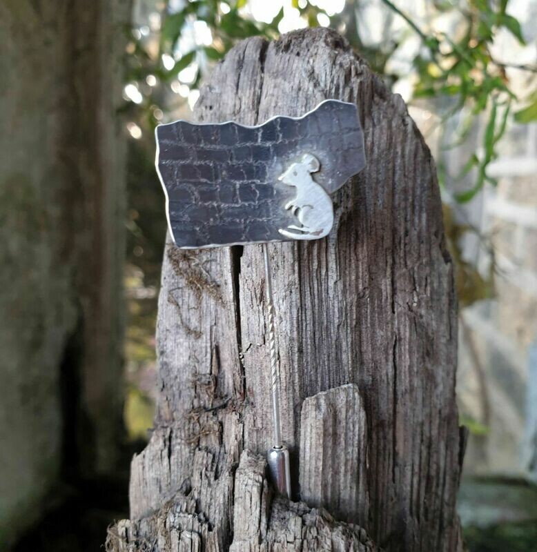 Br64 Wood Mouse at Home brooch pin