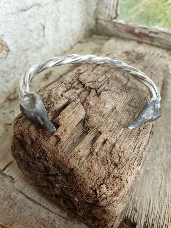 B405 Twisted Corvid Skull bangle