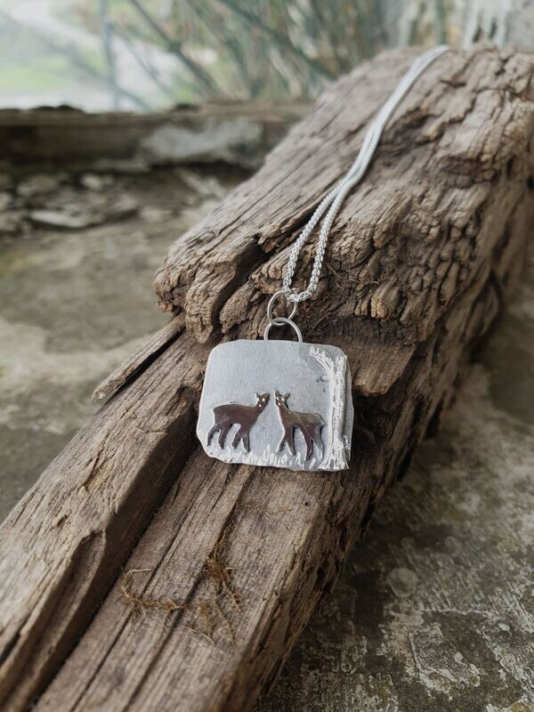 N1373 Roe Deer at the Tree pendant