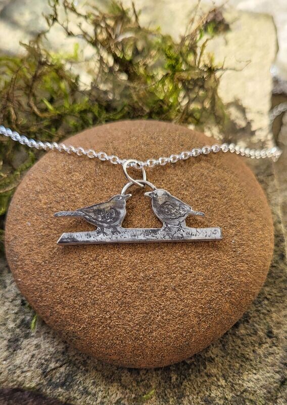 N1384 Blackbird and Robin on the Bird Table pendant