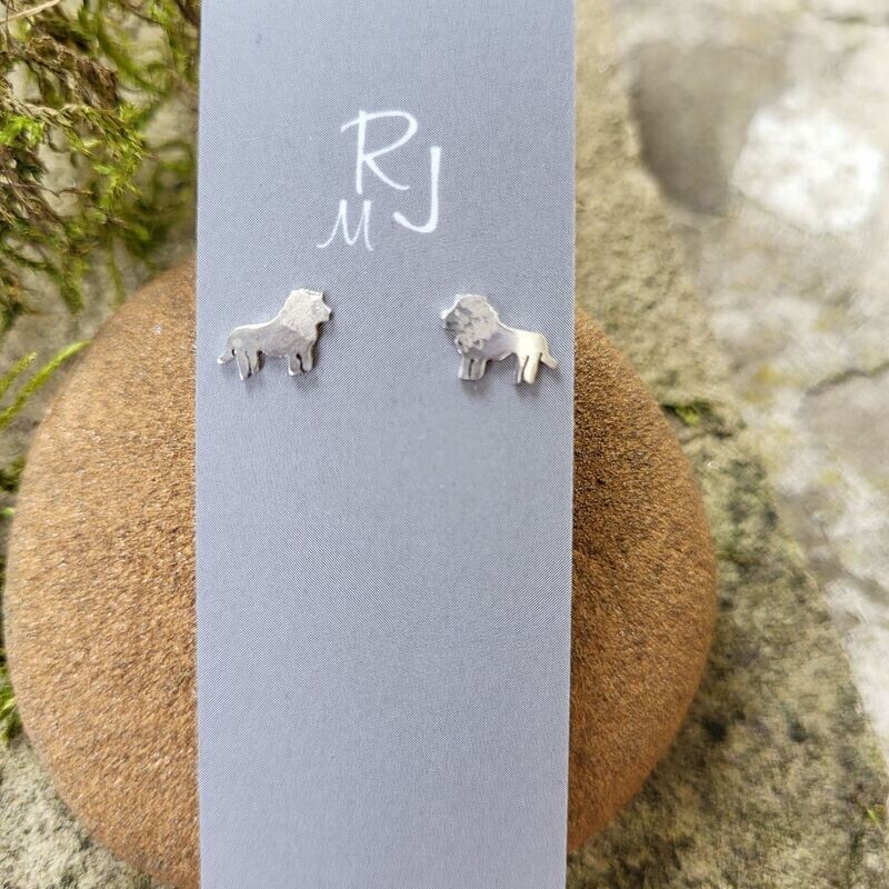 2135 Lion studs