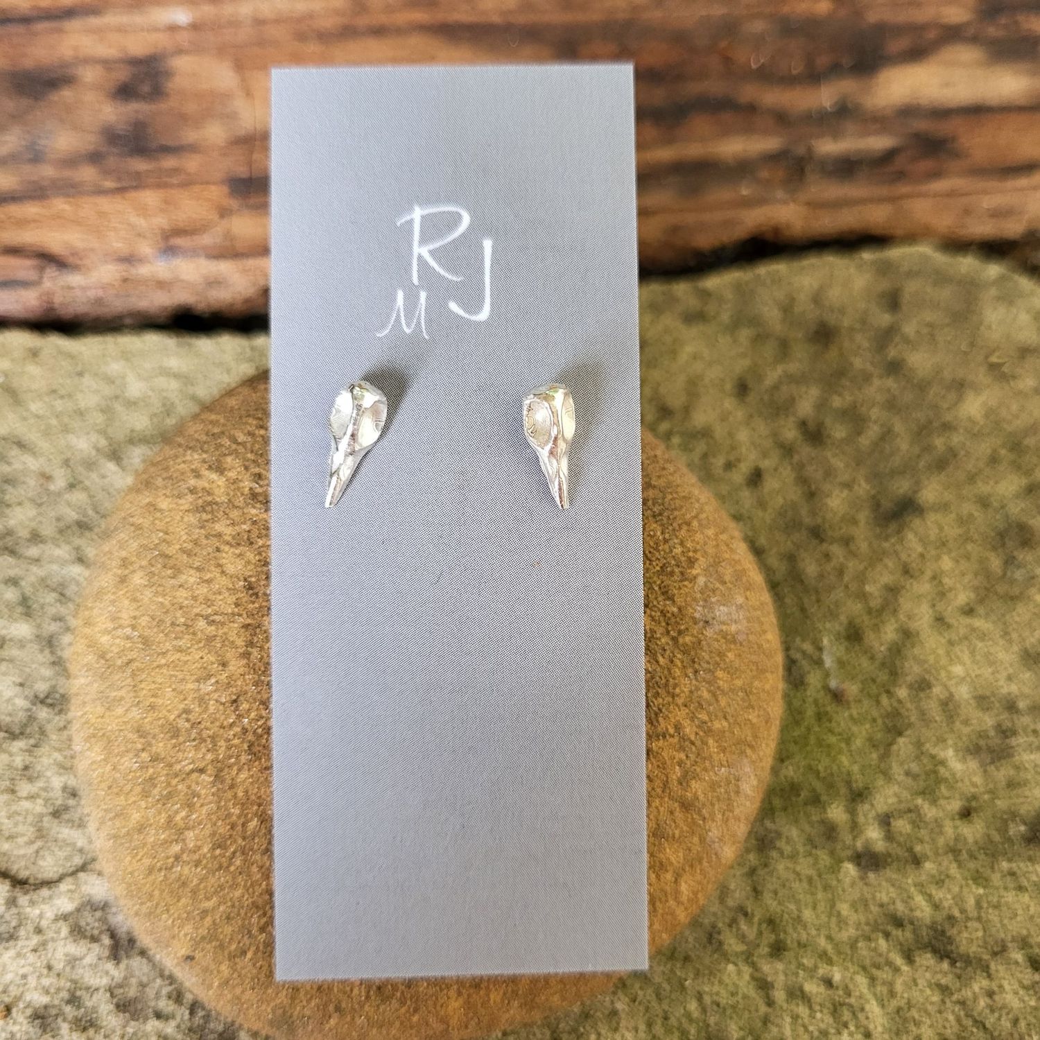 2766 Tiny Corvid Skull studs