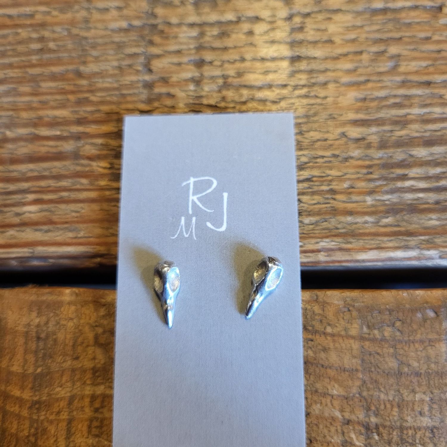 3043 Tiny Corvid Skull studs