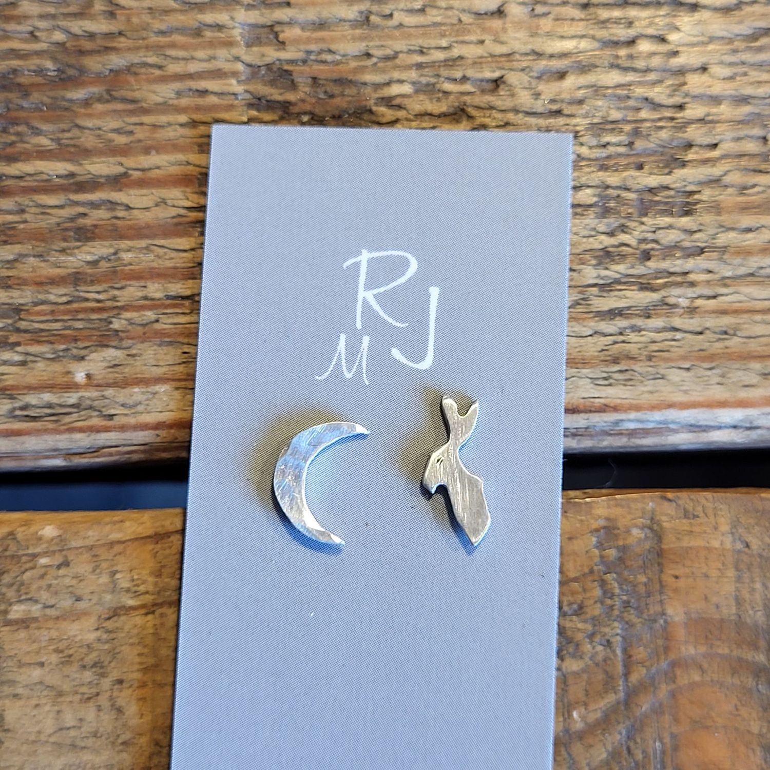 3192 Small Hare at the Crescent Moon studs