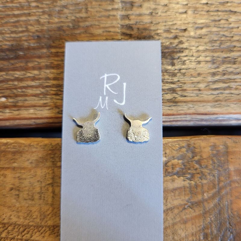 3084 Highland Cow studs
