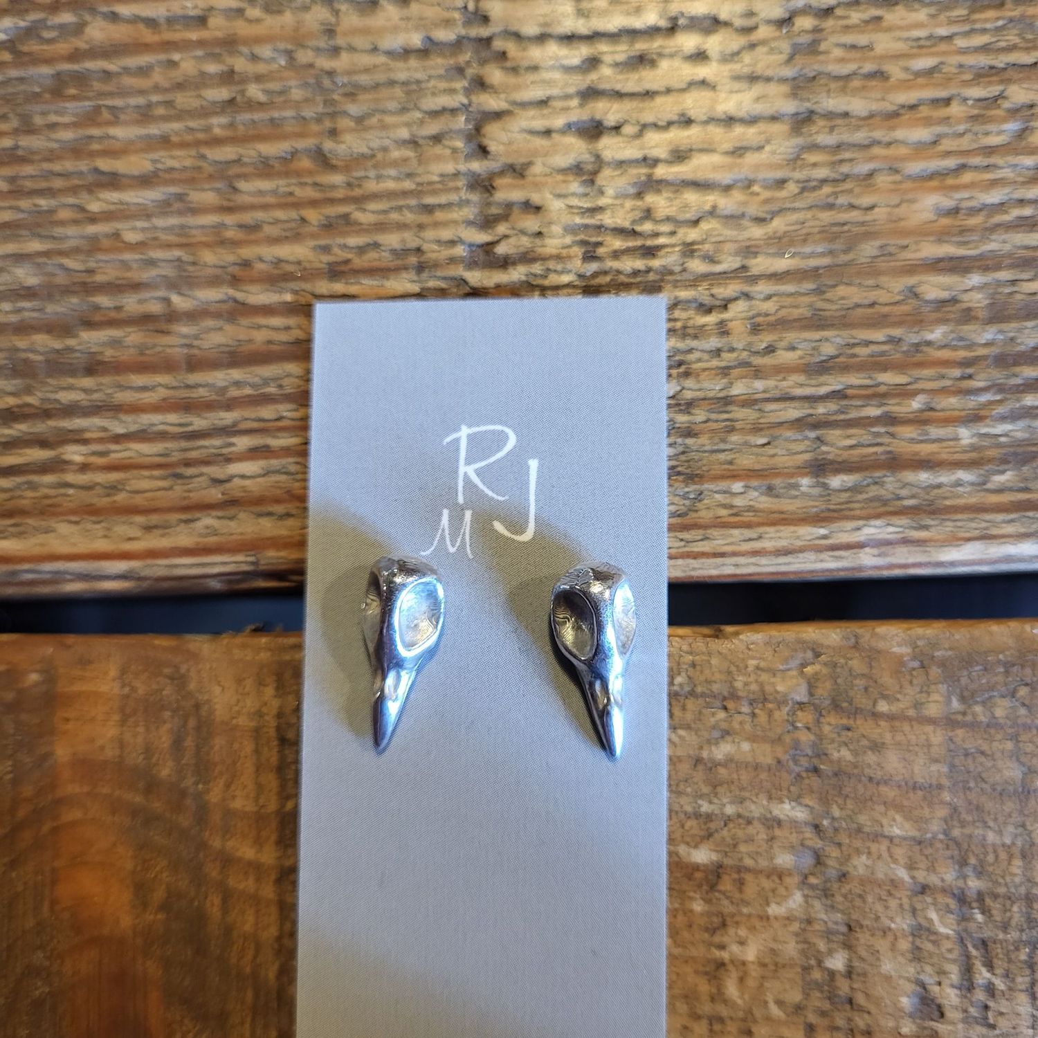 3096 Small Corvid Skull studs