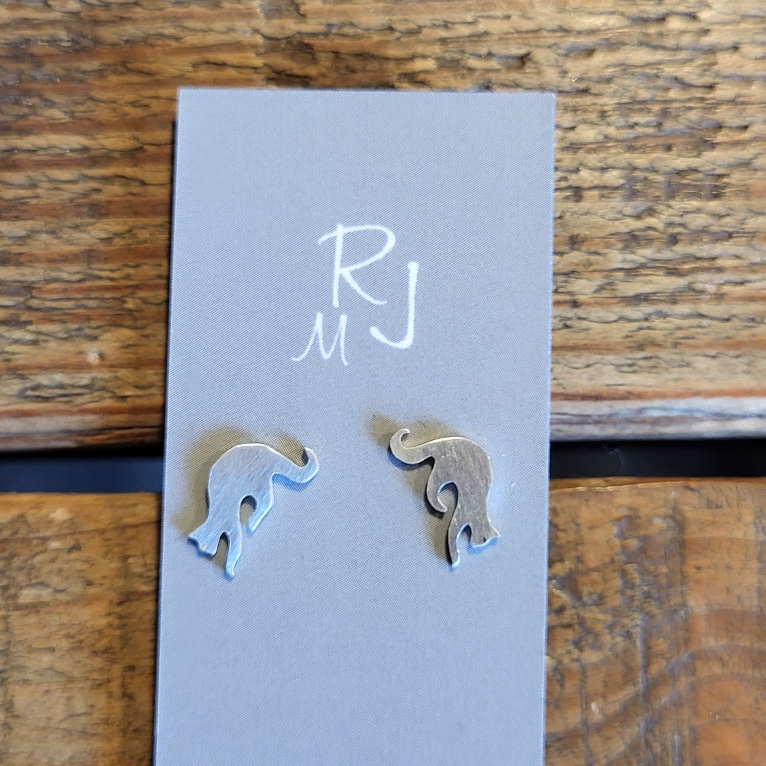 3237 Curious Cat studs