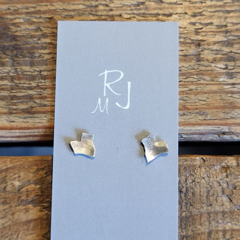 3260 Ivy Leaf studs