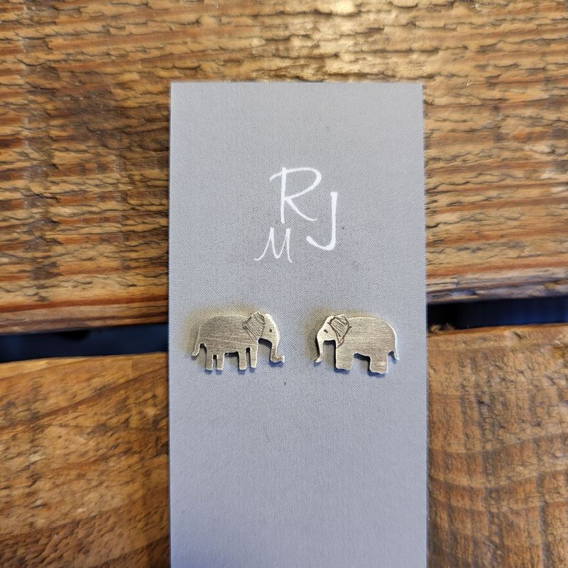 3181 Elephant studs