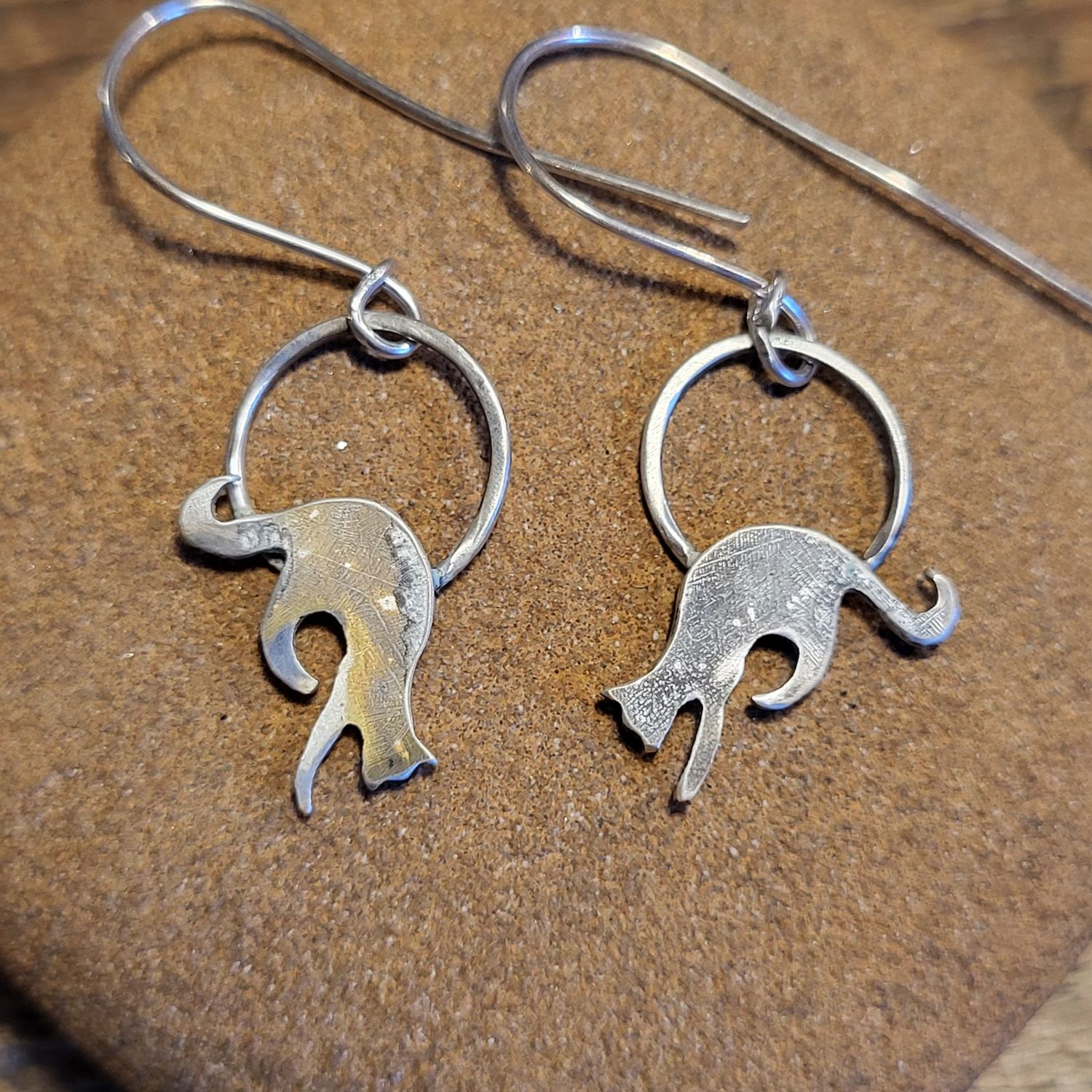 3196 Reaching Cat earrings