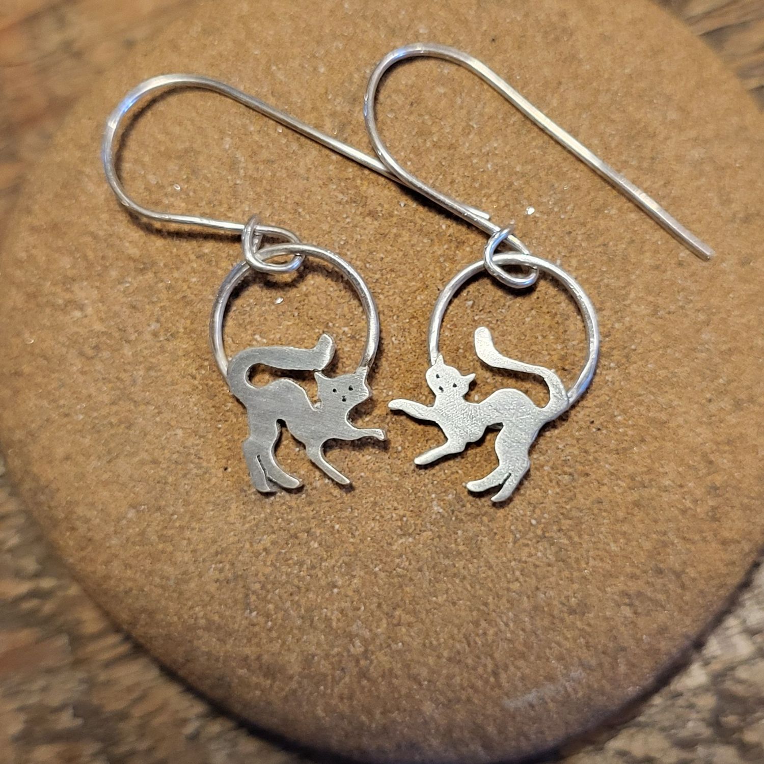 3142 Playful Cat earrings