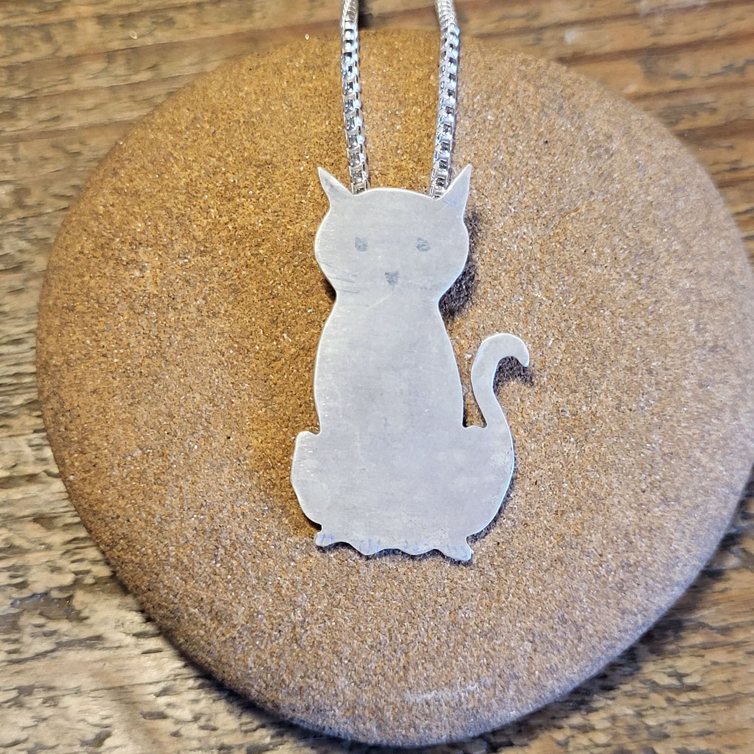 N1832 Large Sitting Cat pendant
