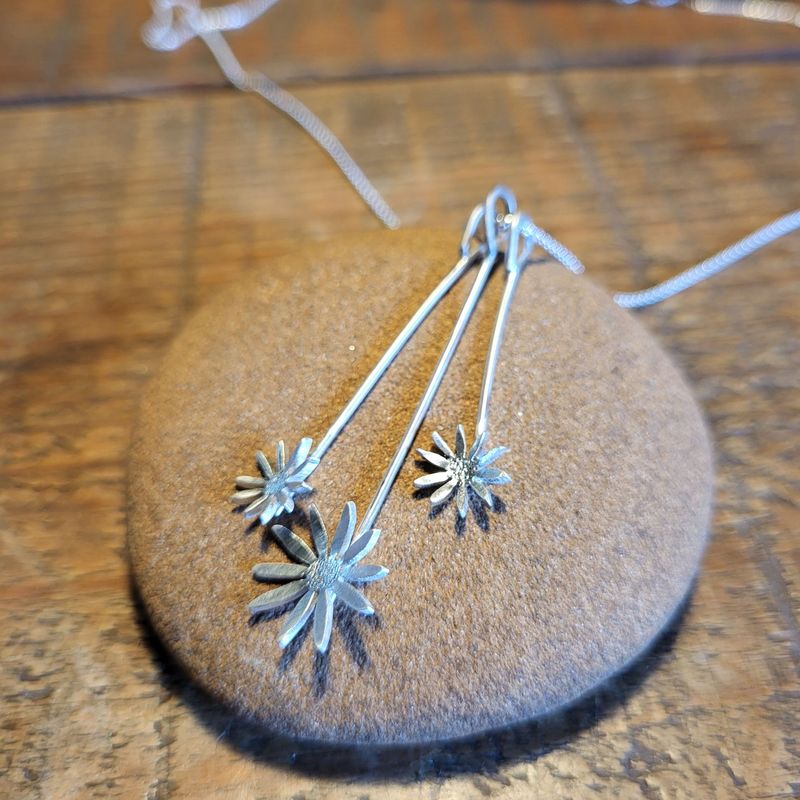 N1927 Large Daisies pendant