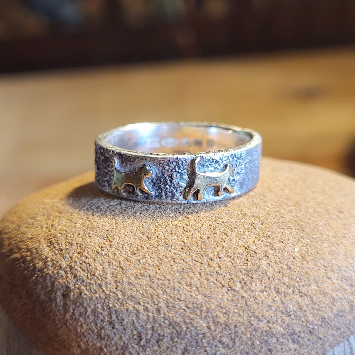 R726 Reticulated ring with brass Running Cats R726 Reticulated ring with brass Running Cats