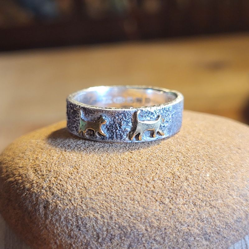 R726 Reticulated ring with brass Running Cats