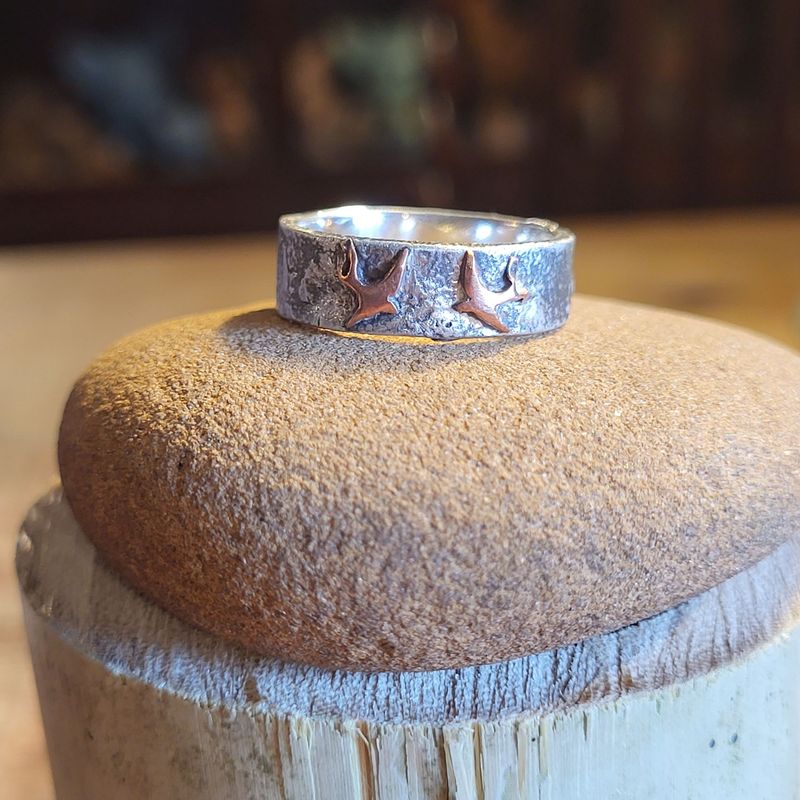 R725 Reticulated ring with copper Swallows