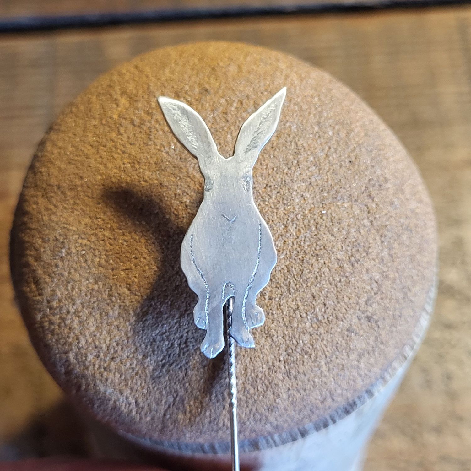 Br71 Watching Hare brooch pin