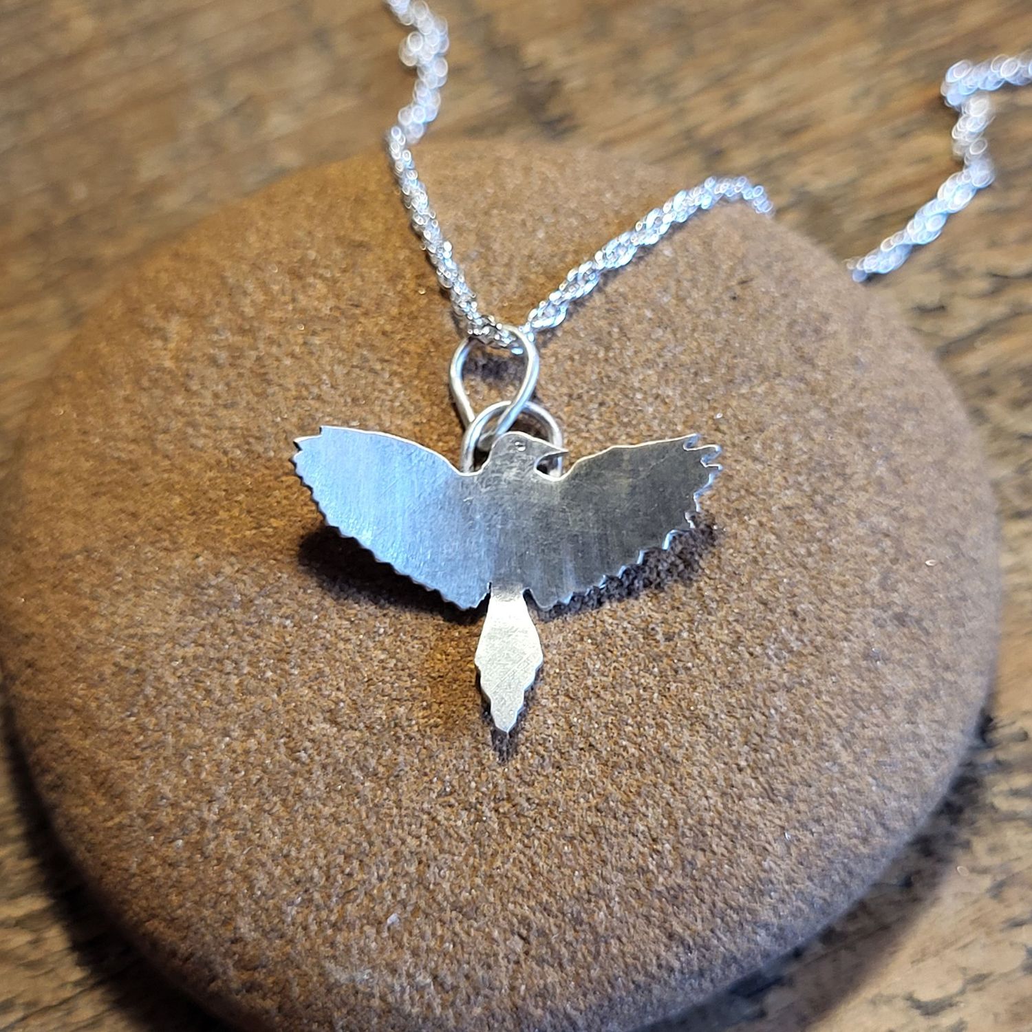 N1910 Magpie in Flight pendant