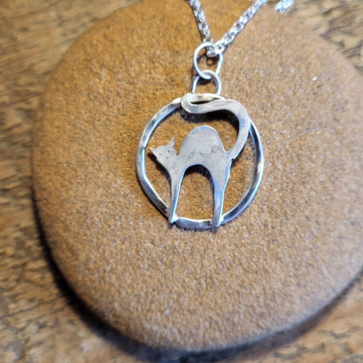 N1907 Medium Arching Cat pendant