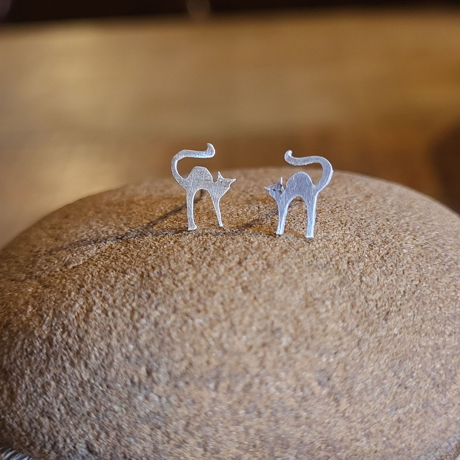 3267 Arching Cat studs