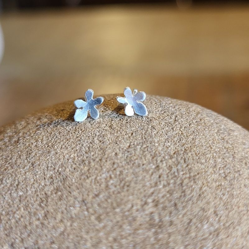 3270 Tiny Cow Parsley Flower studs