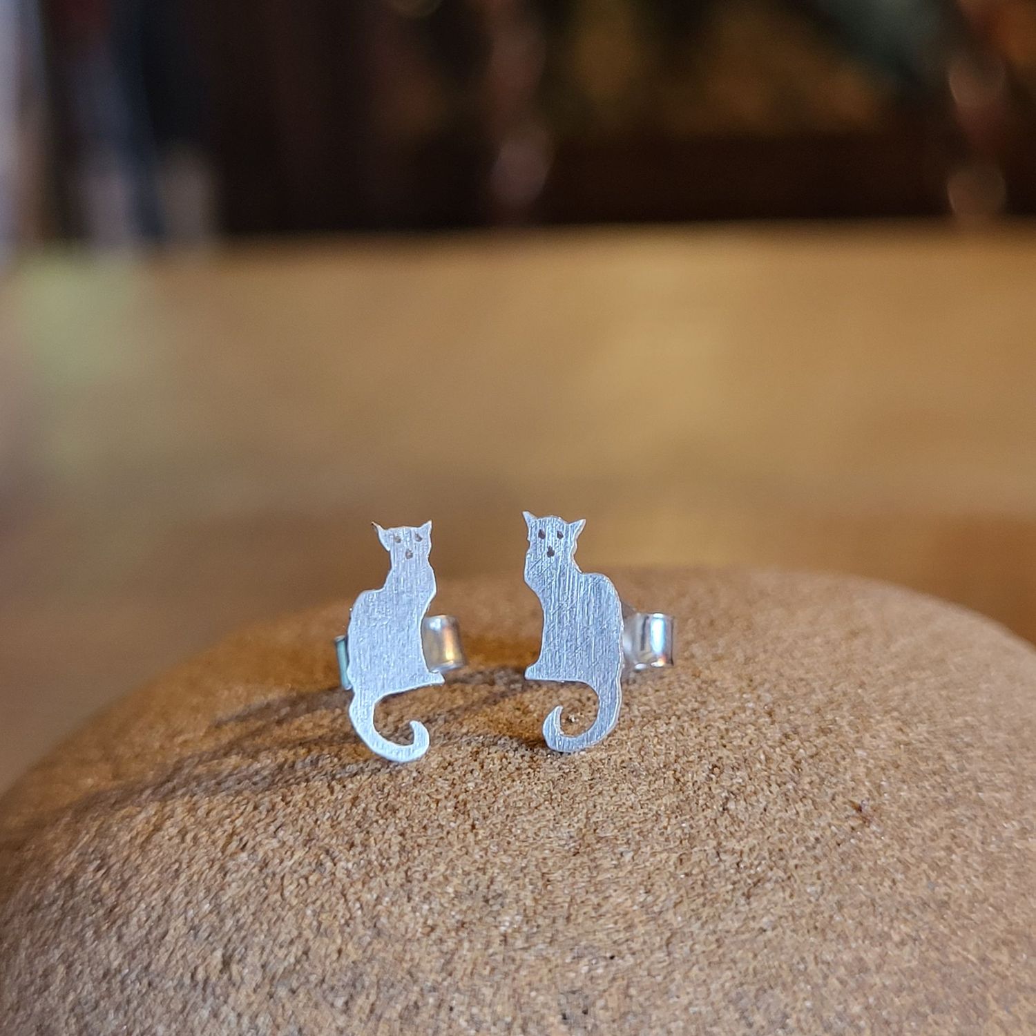 3290 Poised Cat studs