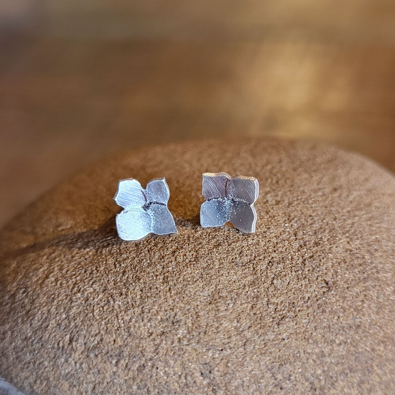 3288 Hydrangea Flower studs