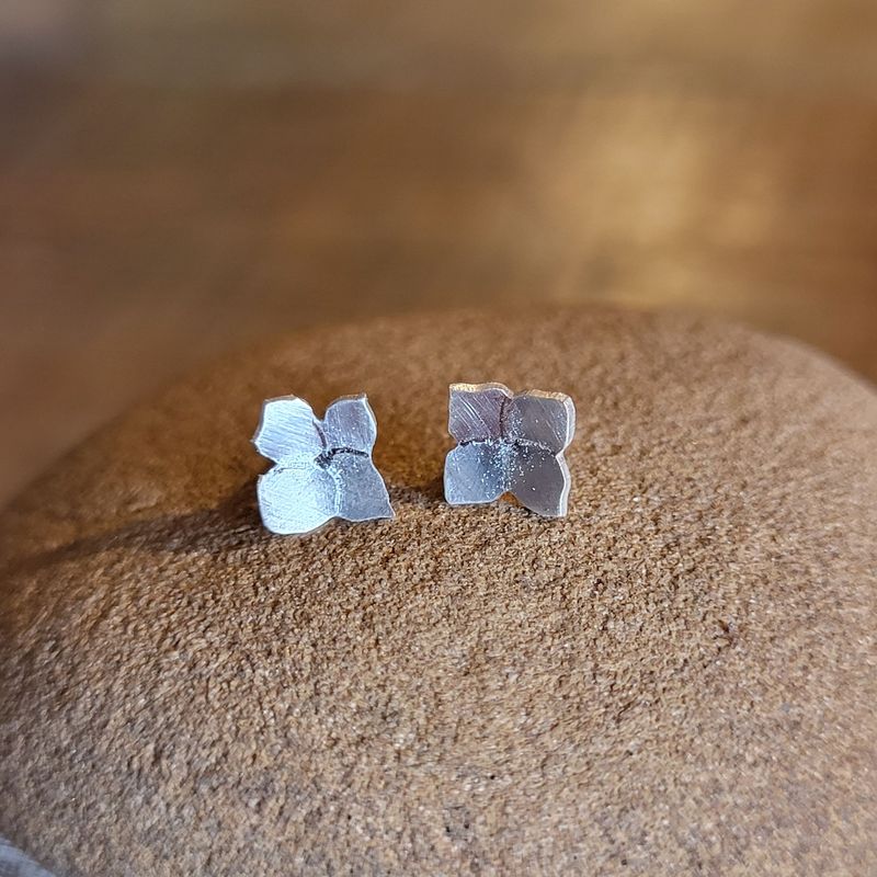 3288 Hydrangea Flower studs