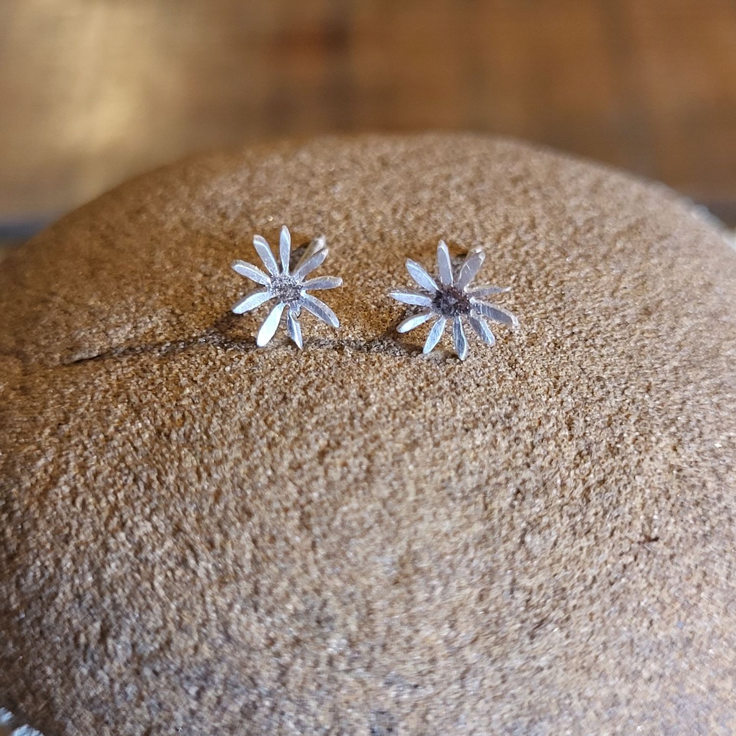 3279 Daisy studs