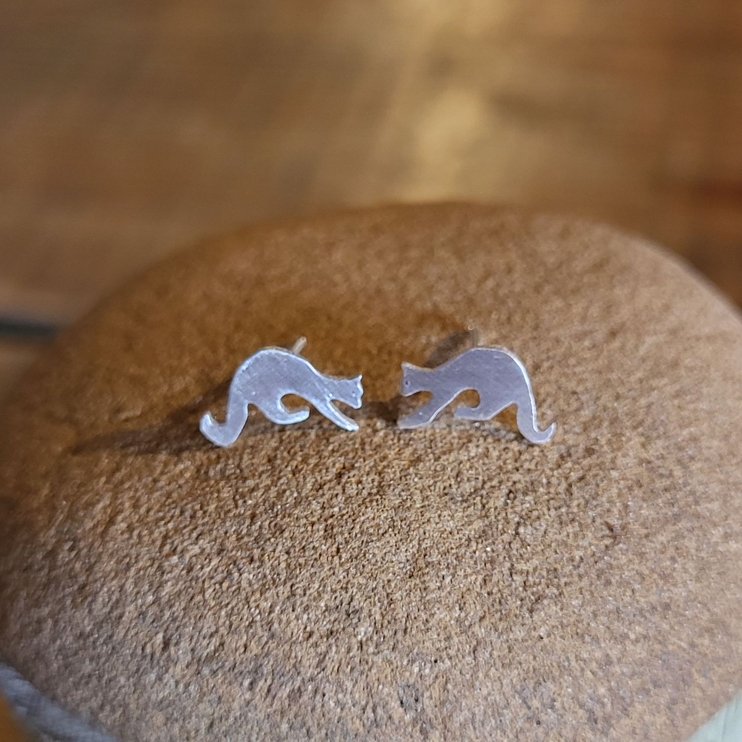 3283 Curious Cat studs