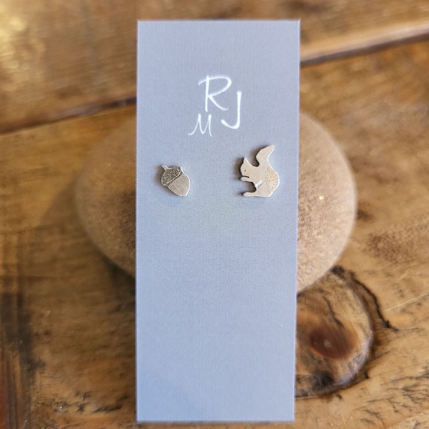 3364 Squirrel and Acorn studs