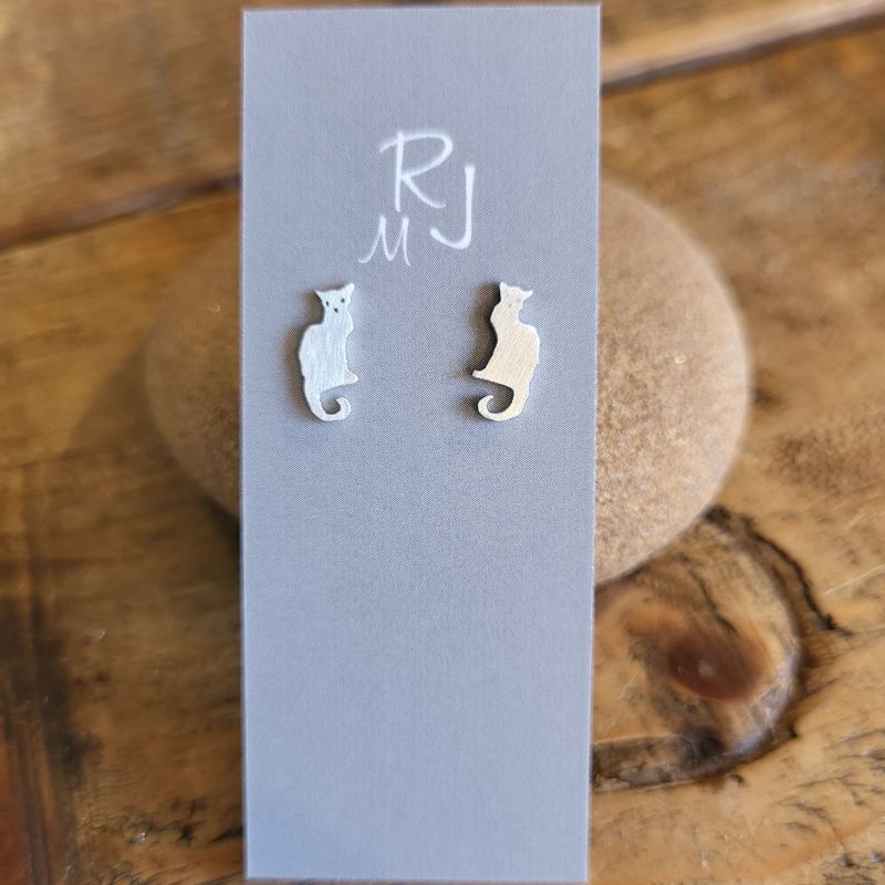 3358 Poised Cat studs