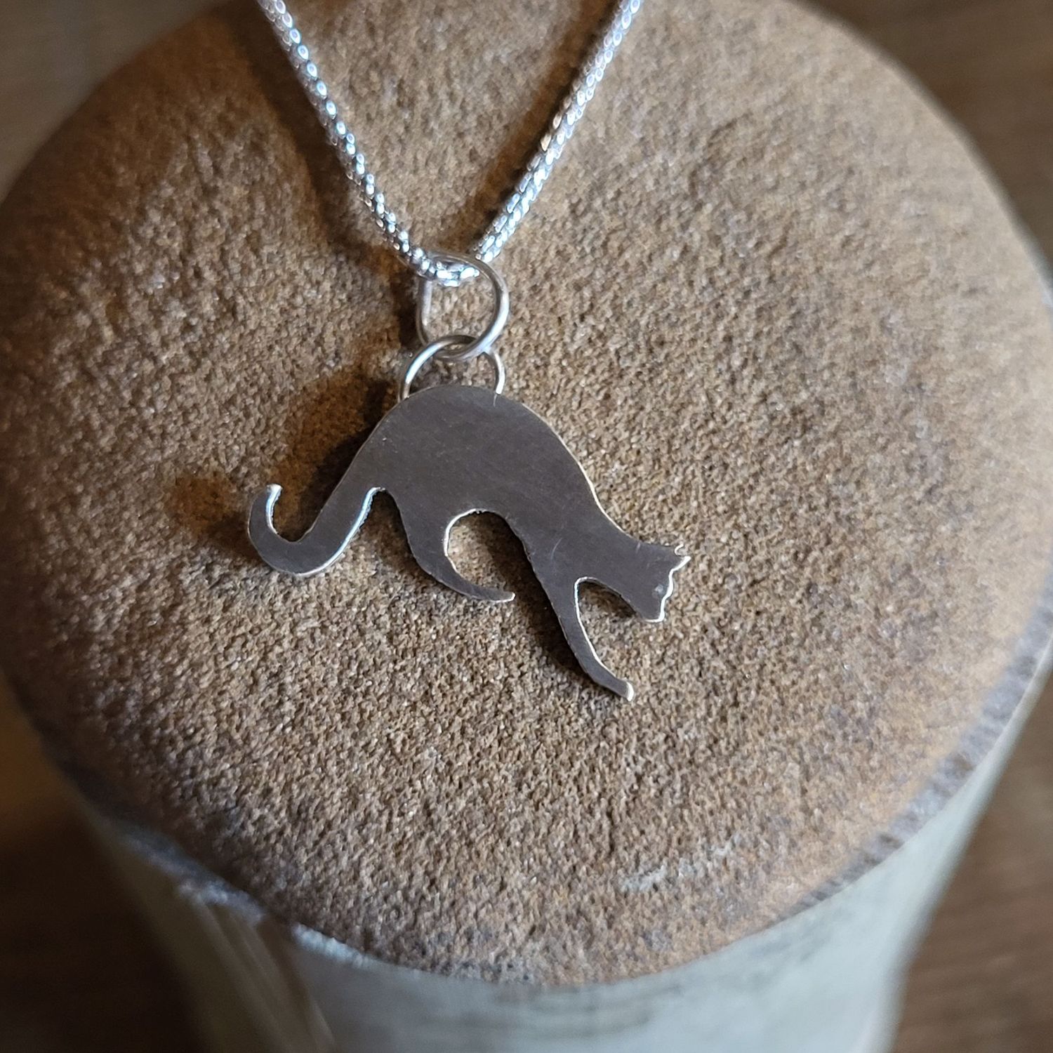 N1980 Curious Cat pendant