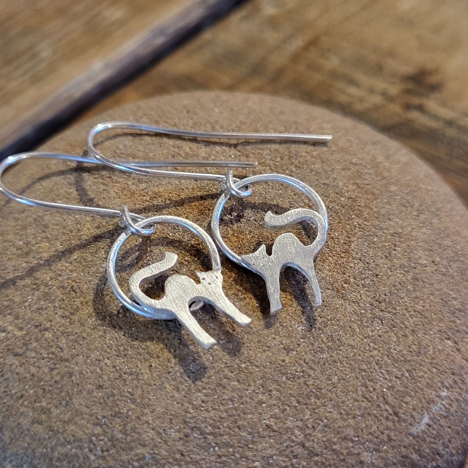 3306 Arching Cat earrings