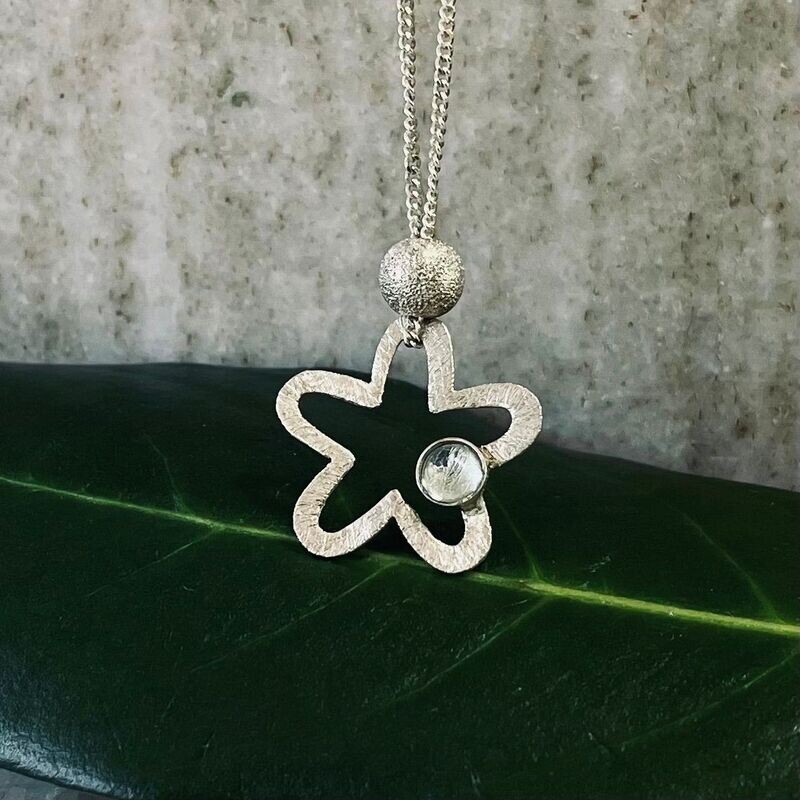 Blumenanhänger mit Kette 925/- Silber | Blautopas