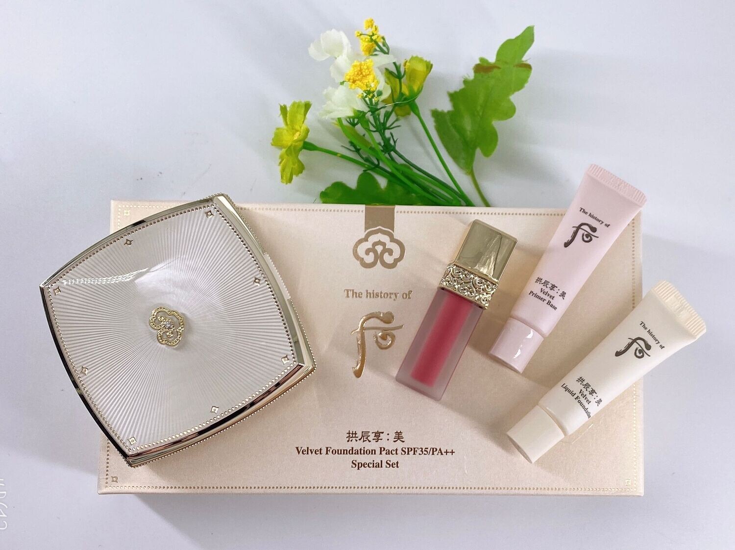 THE HISTORY OF WHOO Gongjinhyang Mi Velvet Foundation Pact SPF35/PA++ Special Set