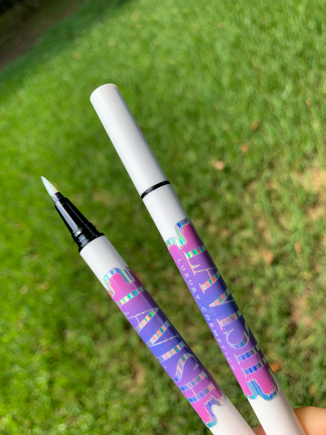 Lavish Liner Glue