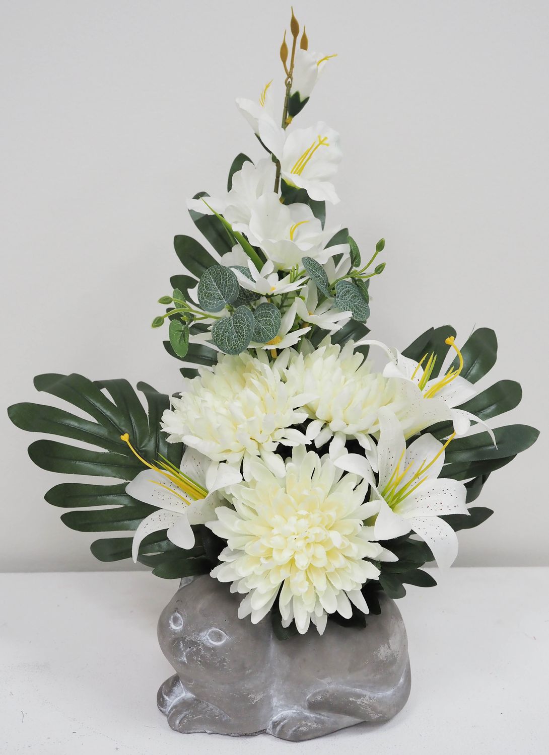 COMPOSITION LYS, CHRYSANTHÈMES ET GLAÏEUL, POT CIMENT CHAT