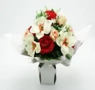 BOUQUET DE PIVOINE,MAGNOLIA,BOUTONS DE ROSE ET BRUYERE