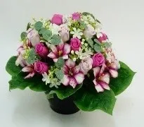 VASQUE DE BOUTON DE ROSE, ALSTROMÉRIA, EUCALYPTUS, MINI FLEURS